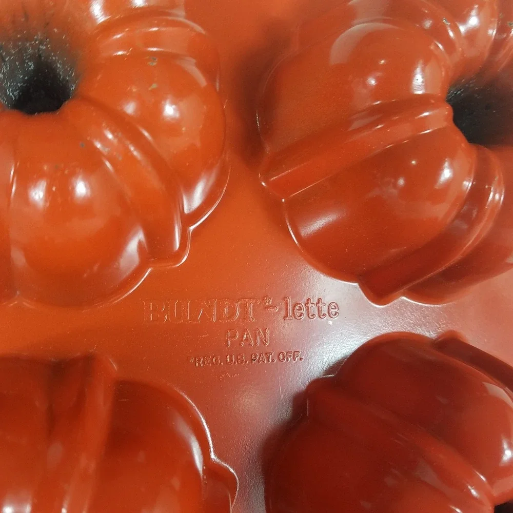 Nordic Ware Bundt-lette Pan 6 Cavity Red Cast Aluminum Mini Fluted Cake Good